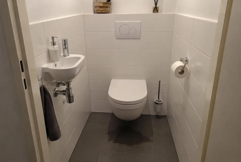 Lekdetectie Zaandam – natte vloer bij een toilet