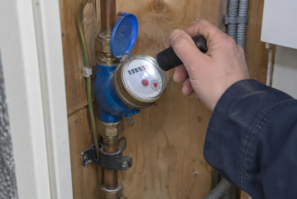 Lekdetectie Zaandam – watermeter in de meterkast controleren met een zaklamp